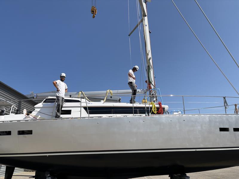 Rigger arbeiten am Mast